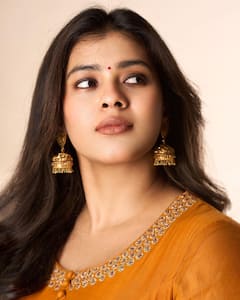 Hebah Patel: ట్రెండీ లుక్ లో హెబ్బా పటేల్, మత్తెక్కించే చూపులతో మెస్మరైజ్