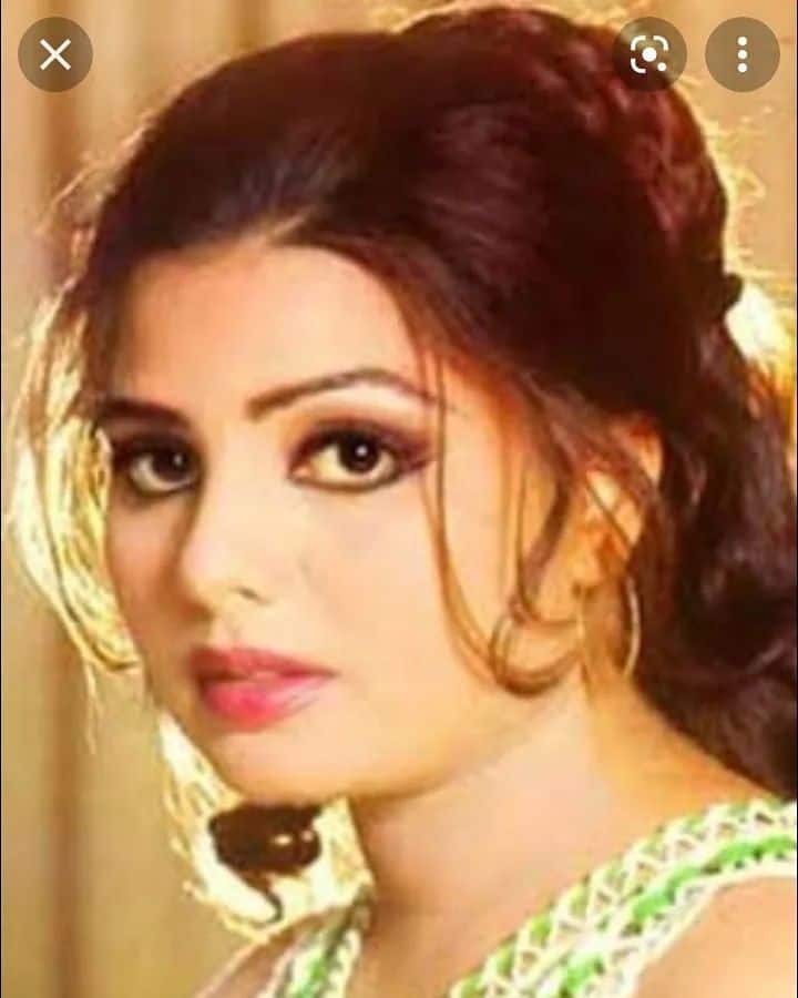 ये एक्ट्रेस हैं 80s की फेमस एक्ट्रेस और सिंगर रह चुकीं सुलक्षणा पंडित. सुलक्षणा ने 1975 में संजीव कुमार के साथ अपने एक्टिंग करियर की शुरुआत की थी और इस फिल्म के दौरान वो संजीव कुमार को दिल दे बैठीं.