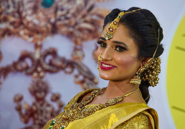 প্রতিদিনই ওঠানামা করে সোনার দাম।  সোনার সঙ্গে জড়়িয়ে থাকে বাঙালির আবেগ। যে কোনও শুভ অনুষ্ঠানের আগে, শুভ সময়ে, পুজোর সময়ে অল্প হলেও সোনায় নজর থাকেই। উৎসবের মরসুমের জন্য অনেকে আগে থেকেই সোনা কিনে রাখেন।