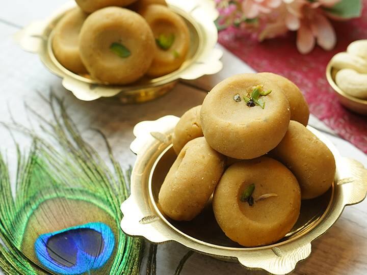 पेड़ा सबसे स्वादिष्ट मिठाइयों में से एक है. उत्तर प्रदेश में मथुरा अपने धार्मिक समारोहों के लिए भव्यता के लिए प्रसिद्ध है. लेकिन एक और चीज़ जो एक यात्री को पहली नज़र में आकर्षित करती है वह है इसकी गलियों में बिकने वाला खाना. यह भारत के उन स्थानों में से एक है जो अपने भोजन के माध्यम से अपनी संस्कृति का स्पष्ट रूप से प्रतिनिधित्व करता है. पूरे शहर में चल रहे खूबसूरत धार्मिक समारोहों के साथ-साथ, एक चीज जो आपको सबसे ज्यादा देखने को मिलेगी वह है मथुरा पेड़ा. एक मिठाई जो स्वाद में हल्की और स्वादिष्ट होती है उसे देवताओं को प्रसाद के रूप में चढ़ाया जाता है. अगर आपने पेड़ा खा लिया है और अब आपको इसकी घर पर याद आ रही है तो आप इस आसान और स्वादिष्ट रेसिपी से इन्हें घर पर ही बना सकते हैं. इस रेसिपी को जरूर आज़माएं, इसे रेट करें और हमें बताएं कि यह कैसी बनी.