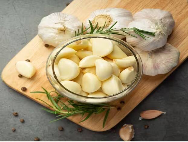 Let us know why some people should always stay away from raw garlic... Side Effect Of Garlic : ਇਨ੍ਹਾਂ ਲੋਕਾਂ ਨੂੰ ਕਦੇ ਨਹੀਂ ਖਾਣਾ ਚਾਹੀਦਾ ਕੱਚਾ ਲਸਣ, ਜਾਣੋ ਕਿਉਂ?