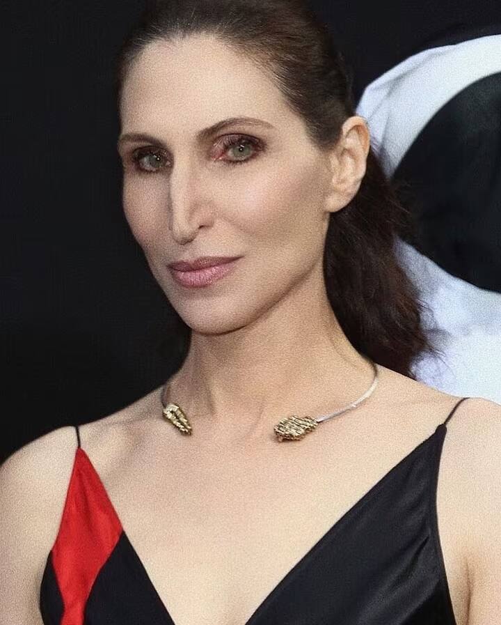 બોની એરૉન્સ મોટાભાગે હૉરર ફિલ્મોમાં જોવા મળે છે, તેનું એક ખાસ કારણ અભિનેત્રીની ખાસિયતો છે જે થોડી અલગ છે અને હૉરર રૉલ માટે યોગ્ય છે.