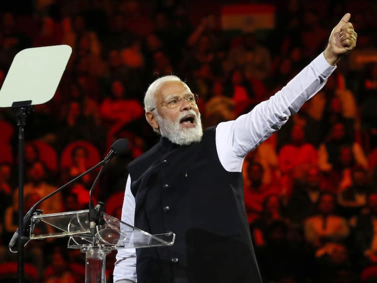 Watch PM Modi Greeted With Modi Modi and Abki Baar Modi Sarkar Slogans In UAE Watch: यूएई में पीएम मोदी का जोरदार स्वागत, 'मोदी-मोदी' और 'अबकी बार मोदी सरकार' के लगे नारे