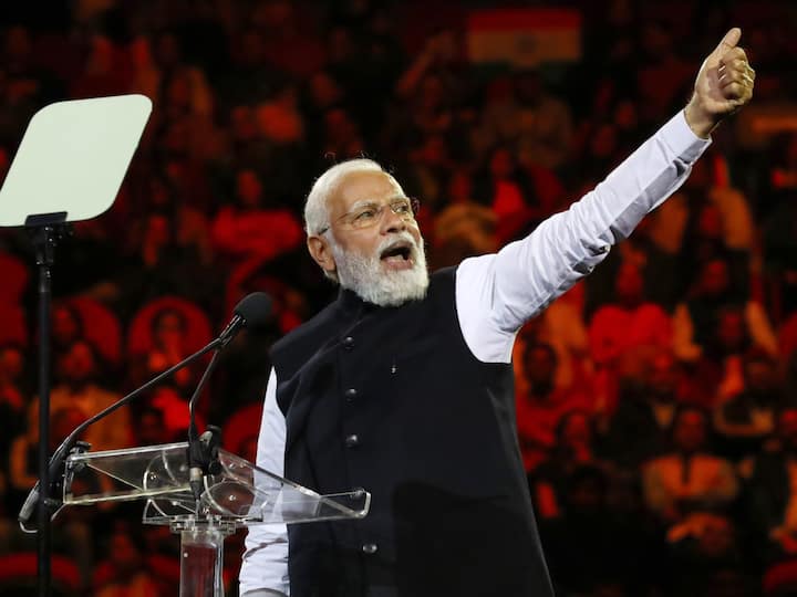 PM Modi reacts to Mick Jagger Hindi note on India trip says You can not always 'आप हमेशा वह नहीं पा सकते जो...' भारत यात्रा पर आए मिक जैगर ने हिंदी में किया ट्वीट तो पीएम मोदी ने दी ये प्रतिक्रिया