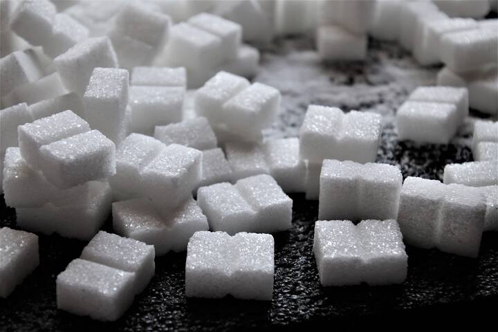 Sugar Price Hike: આગામી તહેવારોની સિઝનમાં મીઠાઈઓ ખરીદવી એ તમારા ખિસ્સા પર નુકસાન કરી શકે છે. કારણ કે મોંઘી ખાંડ મીઠાઈની મીઠાશને નીરસ કરી શકે છે. ખાંડના ભાવમાં આગ લાગી છે. ખાંડના ભાવ 6 વર્ષની સર્વોચ્ચ સપાટીએ પહોંચી ગયા છે. આ વર્ષે ચોમાસામાં ઓછા વરસાદને કારણે શેરડીના ઉત્પાદનને અસર થઈ છે, જેના કારણે ખાંડના ભાવમાં ભારે વધારો જોવા મળી રહ્યો છે.