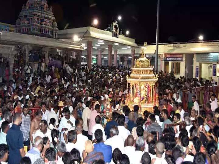 Palani Murugan Temple on the occasion of Karthikai Utsava festival and perform worship by pulling the goldcar festival TNN கார்த்திகை உற்சவம்; பழனி முருகன் கோயிலில் பக்தர்கள் விழாவில் தங்கரதம் இழுத்து வழிபாடு