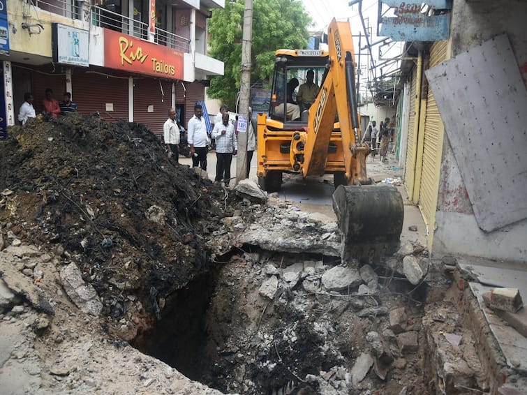 Thanjavur news Over 10 encroached shops in Burma Bazaar, Tanjore, removed by pocline machine TNN தஞ்சை பர்மா பஜாரில் ஆக்கிரமித்து கட்டப்பட்டிருந்த கடைகள் - பொக்லைன் இயந்திரம் மூலம் அகற்றம்