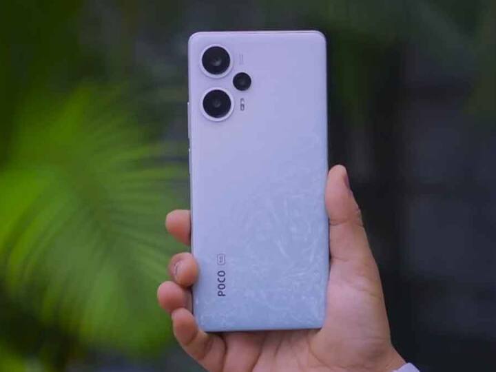 Poco F5 5G: इसमें ट्रिपल कैमरा सेटअप मिलता है जिसमें प्राइमरी कैमरा 64MP का है. दूसरा 8MP और तीसरा 2MP का कैमरा है. फ्रंट में सेल्फी और वीडियो कॉलिंग के लिए 16MP का कैमरा मिलता है. मोबाइल फोन में 5000 एमएएच की बैटरी,Qualcomm Snapdragon 7+ Gen 2 4nm प्रोसेसर, 6.67 इंच की फुल एचडी प्लस एमोलेड डिस्प्ले और 8, 12GB रैम ऑप्शन मिलता है. फोन की कीमत बेस वेरिएंट के लिए 27,999 और टॉप वेरिएंट के लिए 30,999 रुपये है.