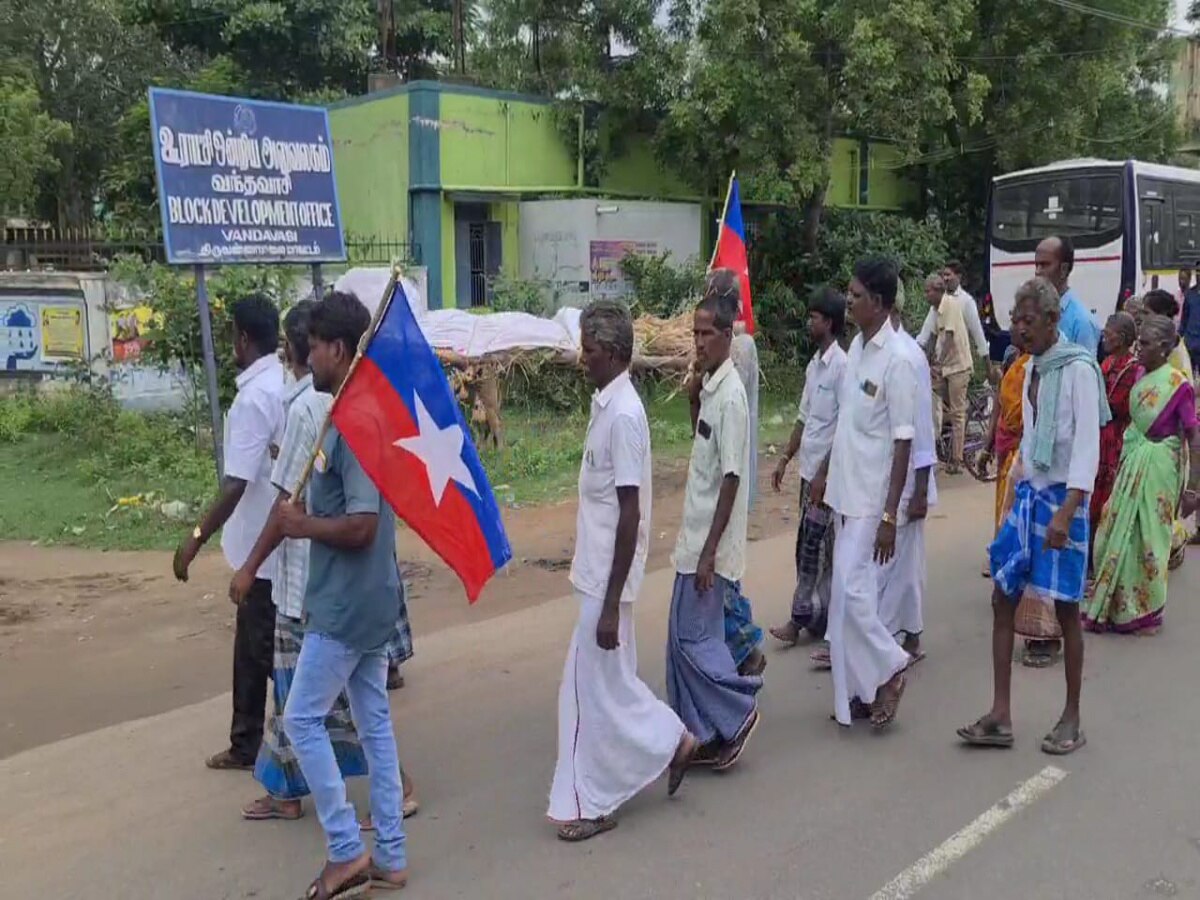 சுடுகாட்டிற்கு பாதை வசதி வேண்டும்... பாடை கட்டி நூதன முறையில் பட்டியலின மக்கள் போராட்டம்