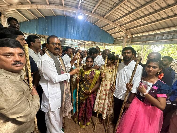 TTD Chairman Bhumana Karunakarra Reddy Distributing Walking Sticks to Alipiri Kalibata Devotees TTD News: అలిపిరి కాలిబాట భక్తులకు చేతికర్రల పంపిణీ ప్రారంభించిన టీటీడీ చైర్మన్ భూమన