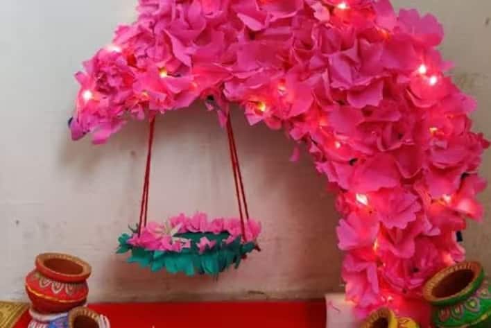 આ વિવિધ અને ઉત્તમ ડિઝાઇન તમે સરળતાથી ઘરે તૈયાર કરી શકો છો. ભગવાનના બાળ સ્વરૂપ એવા લાડુ ગોપાલને સુંદર વસ્ત્રો, વાંસળી, મોરપીંછ, કાજલ, મુગટ, પાયલ વગેરેથી શણગારવામાં આવે છે, જો તમે પણ ઘરે જન્માષ્ટમીની પૂજા કરવા જઈ રહ્યા છો, તો તમે મંદિરને કેટલીક જગ્યાએ શણગારી શકો છો.