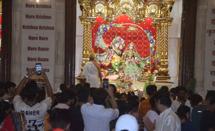 भगवान श्रीकॄष्णाला अभिषेक करुन, 250 पेक्षा जास्त पक्वान्नांचा नैवेद्य दाखवण्यात आला.