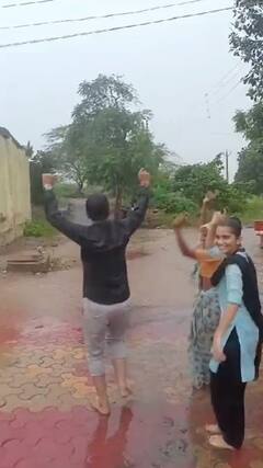 Rain : पावसाची हजेरी, ढोल ताशांच्या गजरात नाचून शेतकऱ्यांनी व्यक्त केला आनंद