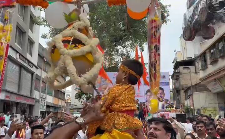 बालगोपाळ आणि छत्रपती शिवरायांच्या बाल मावळ्यांनी खेळण्यांची अभिनव दहीहंडी फोडून आनंदोत्सव साजरा केला.