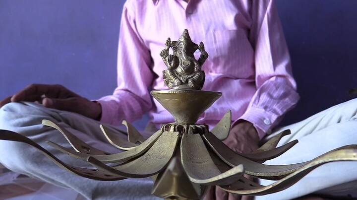 दिल्ली में जी20 देशों के आने वाले मेहमानों को कुलपहाड़ के मेटल आर्टिस्ट मनमोहन सोनी की गढ़ी पीतल के पुष्पकमल भेंट किए जाएंगे. यूपी हस्तशिल्प विकास और विपणन निगम ने मनमोहन के बनाए पुष्पकमल को 8 महीने पहले चयनित कर लिया था. मनमोहन को यूपीएचएमडीसी ने 50 कमलकृतियों को तैयार करने का ऑर्डर दिया थास जिसे बनाकर शुक्रवार को भेज दिया गया है.