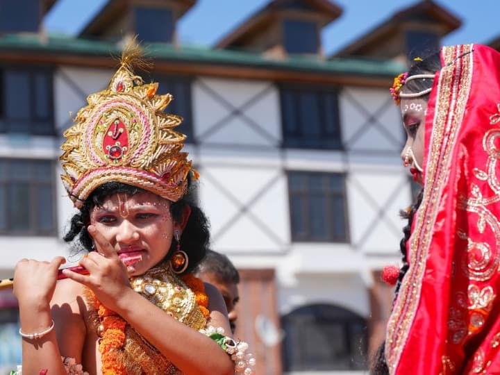 यात्रा में भगवान कृष्ण की फूलों से सजी झांकी निकाली गई. यात्रा में कश्मीरी पंडित समुदाय के पुरुषों के साथ-साथ बड़ी तादाद में महिलाओं ने भी भाग लिया और भगवन कृष्ण के भक्ति संगीत पर कश्मीरी रिवायती नृत भी किया. इस दौरान भक्त हाथों में ढोलक और घंटियां लिए दिखाई दिए.