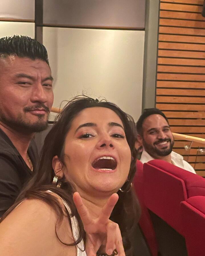 Jawan Special Screening: શાહરૂખ ખાનની ફિલ્મ 'જવાન' સિનેમાઘરોમાં રિલીઝ થઈ ગઈ છે અને હવે દર્શકો ફિલ્મની મજા લઈ રહ્યા છે. કહેવામાં આવી રહ્યું છે કે આ ફિલ્મ બોક્સ ઓફિસ પર તમામ રેકોર્ડ તોડી નાખશે.