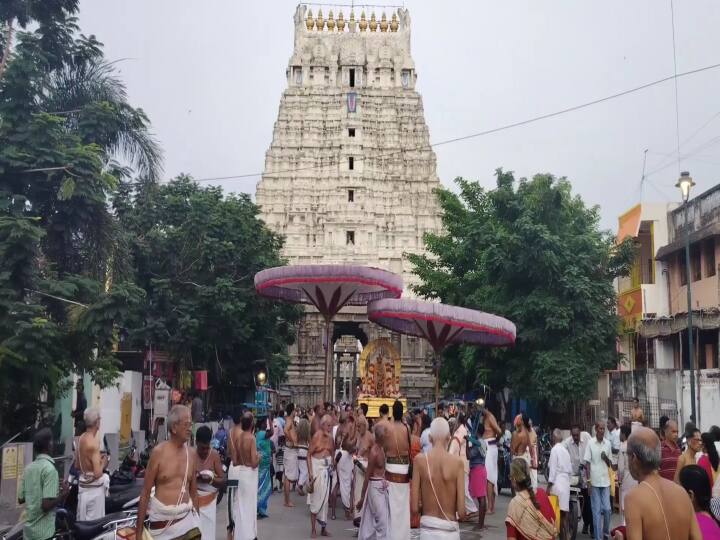 Kanchipuram Sri Varadaraja Perumal temple on the closing day of Bavitra Utsava streets and blessed the devotees TNN வரதராஜ பெருமாள் கோயிலில் ' பவித்ரோத்ஸவம் ' ; ஏராளமான பக்தர்கள் சாமி தரிசனம்