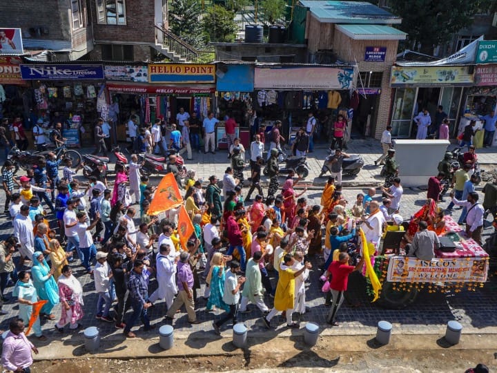 जम्मू-कश्मीर की राजधानी श्रीनगर की सड़कों पर हिन्दू-मुस्लिम एकता की मिसाल देखने को मिली. जन्माष्टमी के मौके पर कश्मीरी पंडित समुदाय के लोगों ने गुरुवार (7 सितंबर) को भगवान कृष्ण की शोभायात्रा निकाली. इसमें मुस्लिम समुदाय के लोगों ने भी हिस्सा लिया.