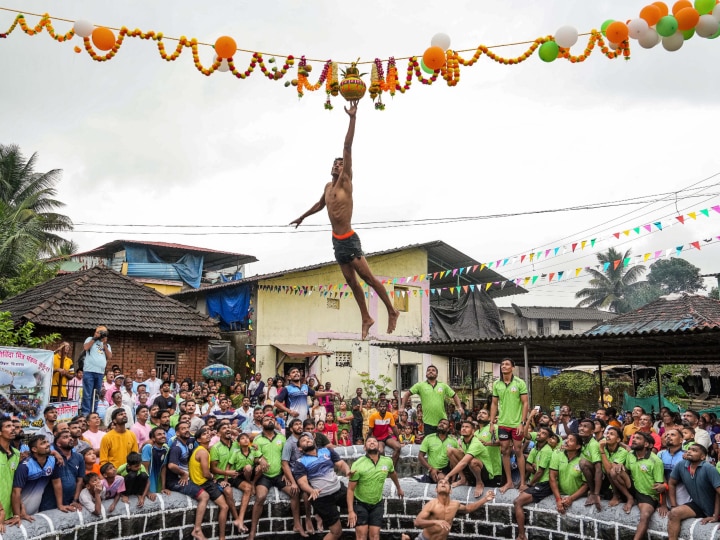 Janmashtami 2023: मथुरा से लेकर कश्मीर तक कृष्ण जन्माष्टमी की धूम, मंदिरों में उमड़ी भक्तों की भीड़, देखें तस्वीरें