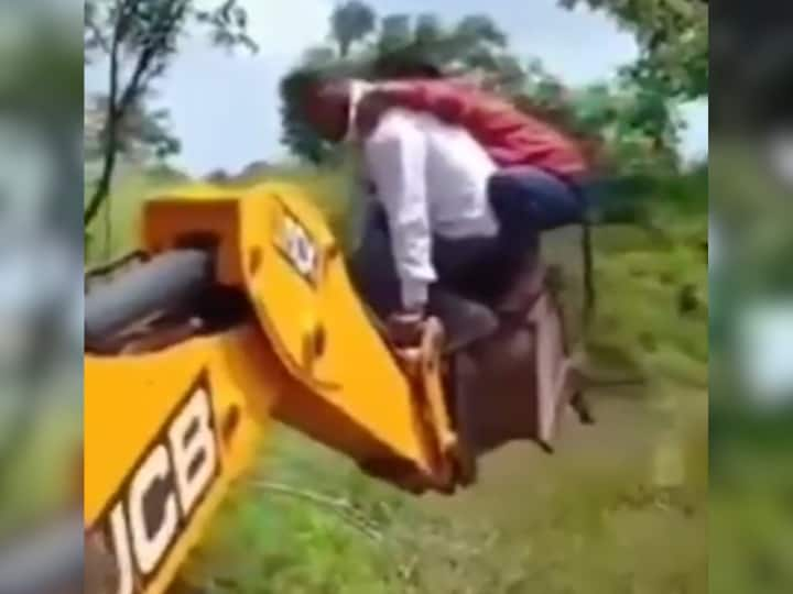 Two Men Climbed On Bulldozer To Cross Mud Area Watch Viral Video जूते खराब न हो इसलिए बुलडोजर पर चढ़ गए दो युवक...मगर बैलेंस बिगड़ने से हुआ बड़ा हादसा- Video