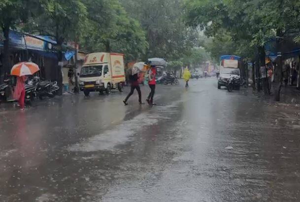 सकाळपासूनच मुंबईत जोरदार पावसाला सुरुवात झाली आहे. ठिकठिकाणी सखल भागात पाणी साचलं आहे.