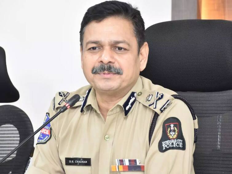 Hyderabad CP Chauhan Review meeting With Police Officers On Vinayaka Chavithi Preparation Hyderabad Police: రాత్రి 10 దాటితే గణేష్ మండపాల వద్ద స్పీకర్లొద్దు, డీజేలకు అనుమతి లేదు - పోలీసులు