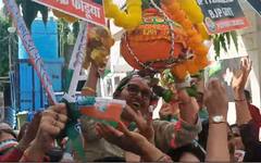 Dahi Handi 2023 : मुंबईत महिला काँग्रेसने फोडली भ्रष्टाचार, महागाईविरोधातील दहीहंडी