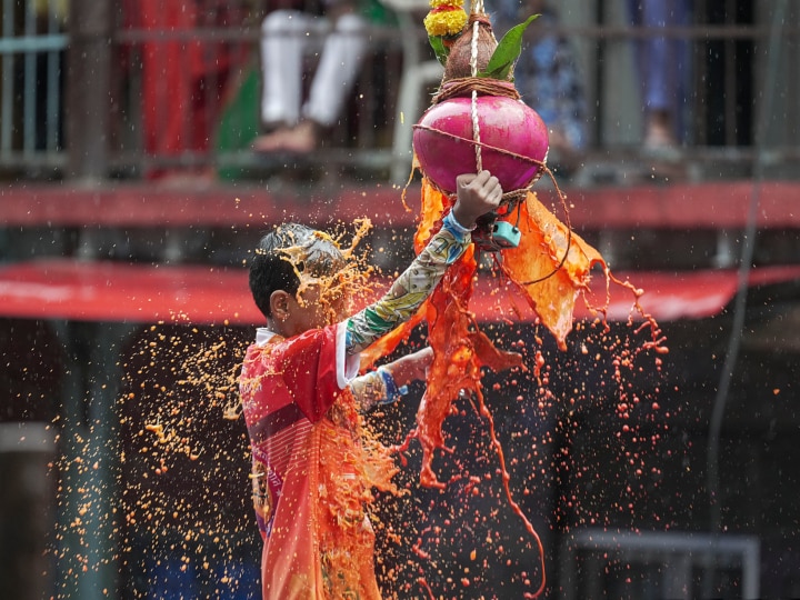 Janmashtami 2023: मथुरा से लेकर कश्मीर तक कृष्ण जन्माष्टमी की धूम, मंदिरों में उमड़ी भक्तों की भीड़, देखें तस्वीरें