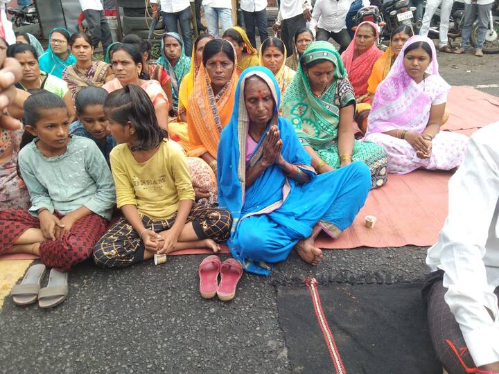 मातोरीचे भूमिपुत्र असलेले मनोज जरांगे यांच्या आंदोलनाला पाठिंबा देण्यासाठी त्यांच्या गावी चक्का जाम आंदोलन सुरु आहे.