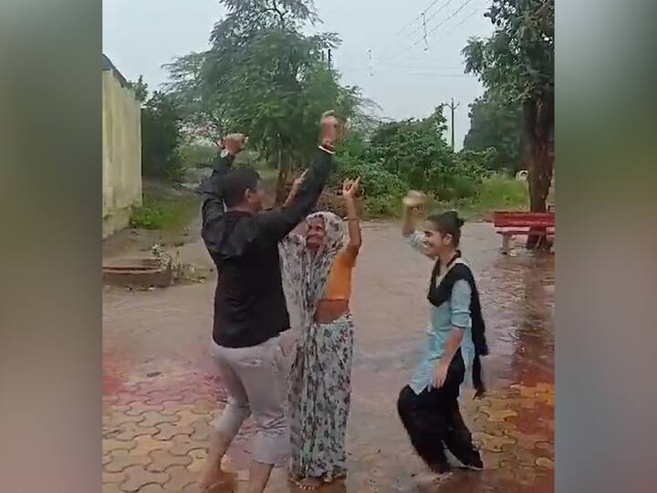 पावसाच्या आगमनानंतर एका शेतकरी कुटुंबानं ढोल ताशांच्या गजरात पावसात नाचून आनंद व्यक्त केला