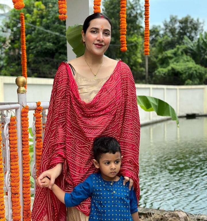 এই মুহূর্তে ছেলে ইউভানকে নিয়ে জন্মাষ্টমী কাটাচ্ছেন রাজ চক্রবর্তী ও শুভশ্রী গঙ্গোপাধ্যায়। ছবিতেই স্পষ্ঠ যে, রাজ চক্রবর্তীর হালিশহরের পৈতৃক বাড়িতে জন্মাষ্টমী পালিত হচ্ছে।