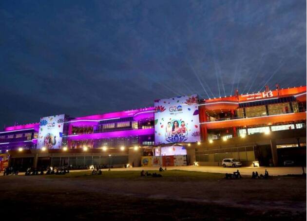 ਦੱਸ ਦੇਈਏ ਕਿ ਜਿਸ ਜਗ੍ਹਾ 'ਤੇ ਜੀ-20 ਸੰਮੇਲਨ ਹੋਣਾ ਹੈ, ਉਸ ਨੂੰ ਰੰਗ-ਬਰੰਗੀਆਂ ਲਾਈਟਾਂ 'ਚ ਲੀਨ ਕੀਤਾ ਗਿਆ ਹੈ। ਇੰਨਾ ਹੀ ਨਹੀਂ ਉੱਥੇ ਵੱਖ-ਵੱਖ ਰੰਗਾਂ ਵਾਲਾ ਲਾਈਟ ਸ਼ੋਅ ਵੀ ਵੇਖਣ ਨੂੰ ਮਿਲਦਾ ਹੈ।