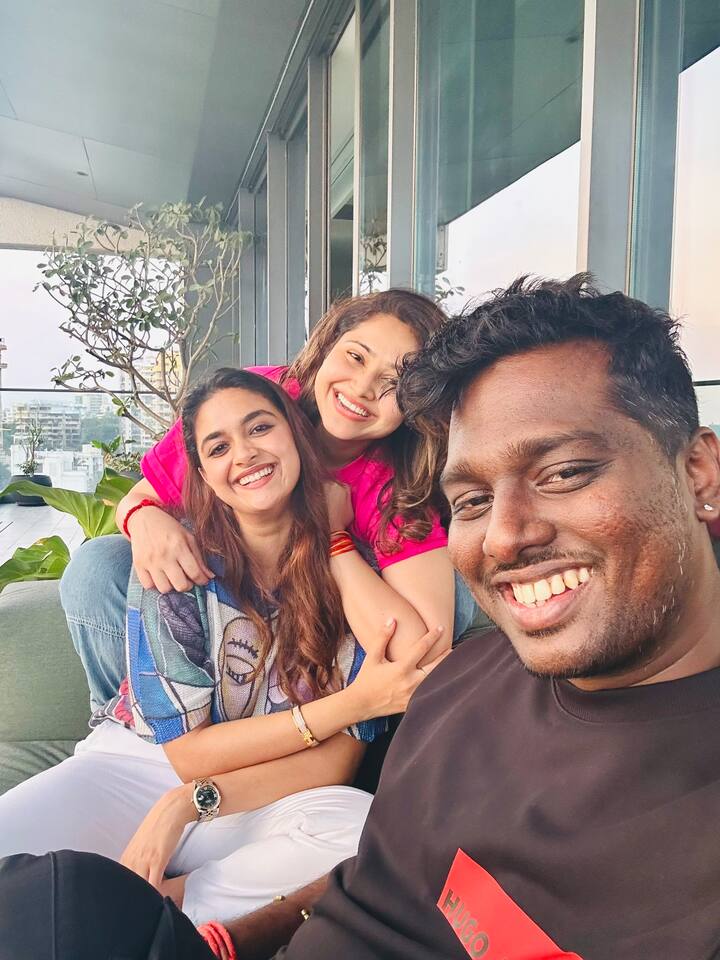 “விஜய் அண்ணாவும் ஷாருக்கான் சாரும் குழந்தை போன்றவர்கள். வேலை என்று வரும் போது, இருவரும் பிடிவாதம் பிடித்தவர்கள், எப்போதும் கவனத்துடன் இருப்பார்கள். இருப்பினும் அவர்களுக்குள் குழந்தை குணம் இருக்கிறது” - அட்லீ