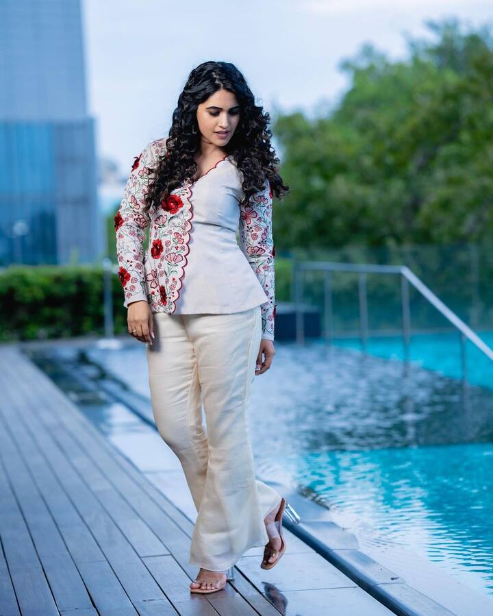 బిగ్ బాస్ కు ముందు ఈమె గురించి పెద్దగా ఎక్కువ మందికి తెలియదు. బిగ్ బాస్ ఓటీటీలో ఆమె అందంగా మెరవడంతో అందరికీ నచ్చేసింది. -Image credit: Sravanthi Chokarapu/Instagram