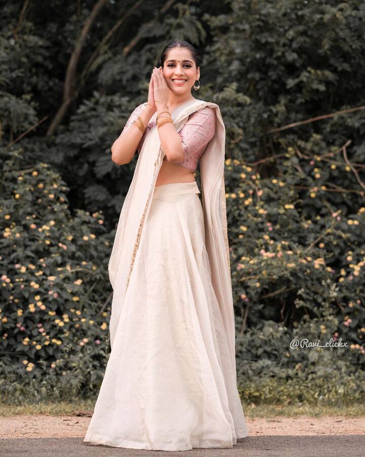 రష్మి గౌతమ్ లేటెస్ట్ ఫోటోలను ఇక్కడ చూడండి.