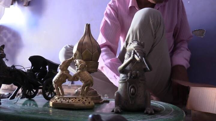 यह महोबा ही नहीं बल्कि पूरे बुंदेलखंड को गौरवांवित होने का क्षण है जो जिले की पहचान को नए आयाम दे रहा है. जी20 शिखर सम्मेलन शुरू होने के पहले पुष्प कमल की कलाकृतियों को समय से बनाकर दिल्ली भेज दिया गया है. साल 1998 में राज्य हस्तशिल्प पुरस्कार, 1997 में नेशनल मेरिट अवॉर्ड  और 2012 में नेशनल अवॉर्ड जीतने वाले मनमोहन सोनी पीतल की कलाकृतियां गढ़ने के माहिर हैं.