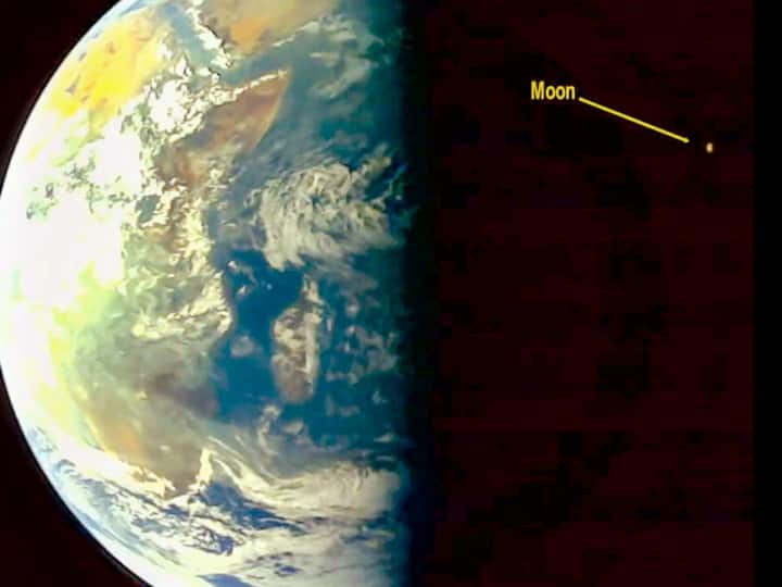 Aditya-L1 Mission: इसरो ने गुरुवार (7 सितंबर) को देश के पहले सूर्य मिशन आदित्य-एल1 में लगे कैमरे से ली गई अंतरिक्ष यान की सेल्फी पोस्ट की. पृथ्वी और चंद्रमा की तस्वीरें शेयर कीं गई.