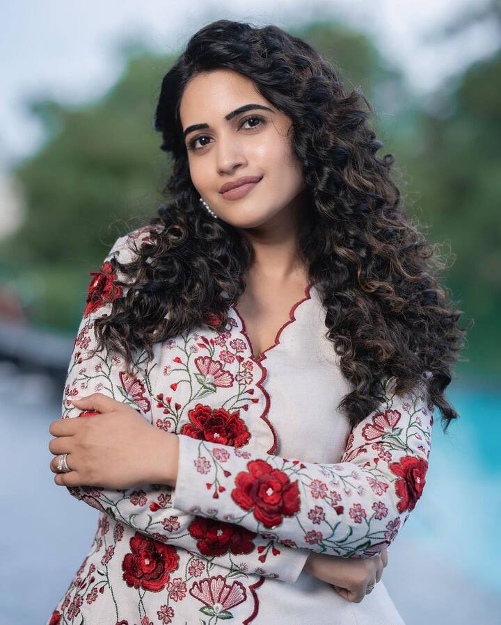 స్రవంతి చొక్కారపు యాంకర్‌గా రాణిస్తోంది. బిగ్ బాస్ కి వెళ్లొచ్చాక ఆమెకు మరిన్ని అవకాశాలు వస్తున్నాయి. -Image credit: Sravanthi Chokarapu/Instagram