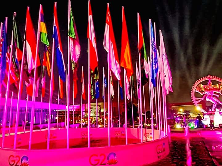 G20 Summit 2023 in Delhi: जी20 सम्मेलन के देखते हुए देश की राजधानी को दुल्हन की तरह सजा दिया गया है. एयरपोर्ट पर समेत कई रास्तों पर रंग-बिरंगी लाइटें लगाईं गईं हैं.