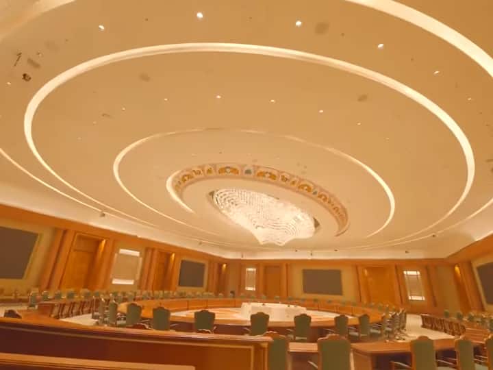 रिपोर्ट्स के अनुसार, भारत मंडपम का तीसरा फ्लोर सात हजार लोगों को एक साथ बैठने की क्षमता वाला है और थिएटर में 3 हजार लोग एक साथ बैठ सकते हैं.