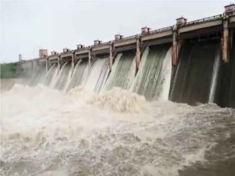 Heavy Water Inflow To Kadem Project Releasing Water With 2 Gates Open Kadem Project: కడెం ప్రాజెక్టుకు పోటెత్తుతున్న వరద, నిండు కుండలా జలాశయం, 2 గేట్లు ఎత్తి నీటి విడుదల