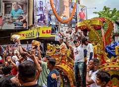 'Jawan': দেশজুড়ে কেক কেটে, পোস্টারে মালা পরিয়ে, মানব পিরামিড তৈরি করে 'জওয়ান দিবস' উদযাপন