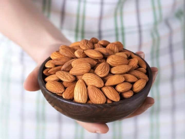 health tips almonds benefits and side effects in hindi know when to eat बादाम के फायदे तो जानते हैं अब जान लीजिए नुकसान, एक गलती और बिगड़ सकती है सेहत