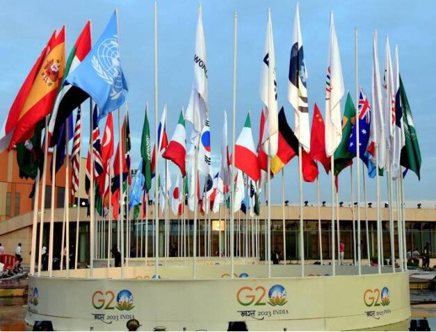 ਇਸ ਤੋਂ ਇਲਾਵਾ ਦਿੱਲੀ 'ਚ ਕਈ ਥਾਵਾਂ 'ਤੇ ਝੰਡੇ ਲਹਿਰਾਏ ਗਏ ਹਨ। ਦੁਨੀਆ ਦੇ ਚੋਟੀ ਦੇ 20 ਦੇਸ਼ਾਂ ਦੇ ਲਹਿਰਾਉਂਦੇ ਝੰਡੇ ਇਕੱਠੇ ਰੱਖੇ ਗਏ ਹਨ। ਵੱਖ-ਵੱਖ ਦੇਸ਼ਾਂ ਦੇ ਝੰਡਿਆਂ ਵਿਚਕਾਰ ਲਾਈਟਿੰਗ ਇਸ ਤਰੀਕੇ ਨਾਲ ਕੀਤੀ ਗਈ ਹੈ ਕਿ ਇਹ ਬਹੁਤ ਹੀ ਖਾਸ ਦਿਖਾਈ ਦਿੰਦੀ ਹੈ।