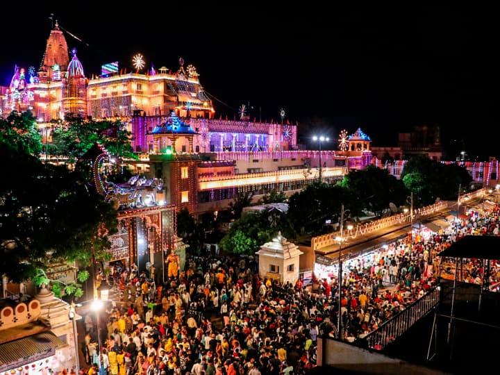 Krishna Janmashtami 2023 celebrations in Mathura Delhi Jammu Kashmir and other parts of country Janmashtami 2023: मथुरा से लेकर कश्मीर तक कृष्ण जन्माष्टमी की धूम, मंदिरों में उमड़ी भक्तों की भीड़, देखें तस्वीरें