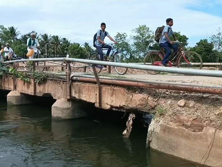 கிருஷ்ணராயபுரம் அருகே ஆமை வேகத்தில் புதிய பாலம் கட்டும் பணிகள்