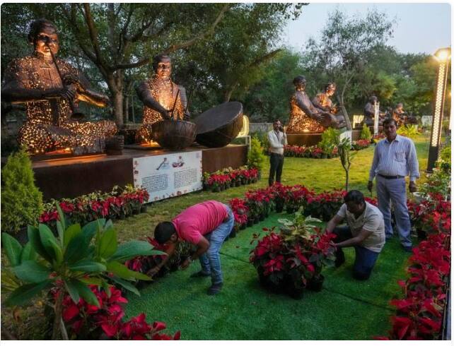 ਇਸ ਤੋਂ ਇਲਾਵਾ ਸੜਕ ਦੇ ਨਾਲ ਲੱਗਦੇ ਸਾਰੇ ਪਾਰਕਾਂ ਨੂੰ ਸਜਾਇਆ ਗਿਆ ਹੈ। ਉਨ੍ਹਾਂ ਪਾਰਕਾਂ ਵਿੱਚ ਬੁੱਤ ਵੀ ਲਾਏ ਗਏ ਹਨ ਜੋ ਭਾਰਤ ਦੀ ਪਛਾਣ ਨੂੰ ਦਰਸਾਉਂਦੇ ਹਨ। ਇਸ ਤੋਂ ਇਲਾਵਾ ਕੂੜਾ ਸੁੱਟਣ ਵਾਲੀਆਂ ਸਾਰੀਆਂ ਥਾਵਾਂ ਨੂੰ ਵੀ ਰੰਗੀਨ ਕਰ ਦਿੱਤਾ ਗਿਆ ਹੈ।