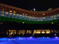 दिल्ली में होटल ताज से लेकर, कुतुब मीनार और जामा मस्जिद तक...यूं रंग-बिरंगी लाइटों से जगमगाया