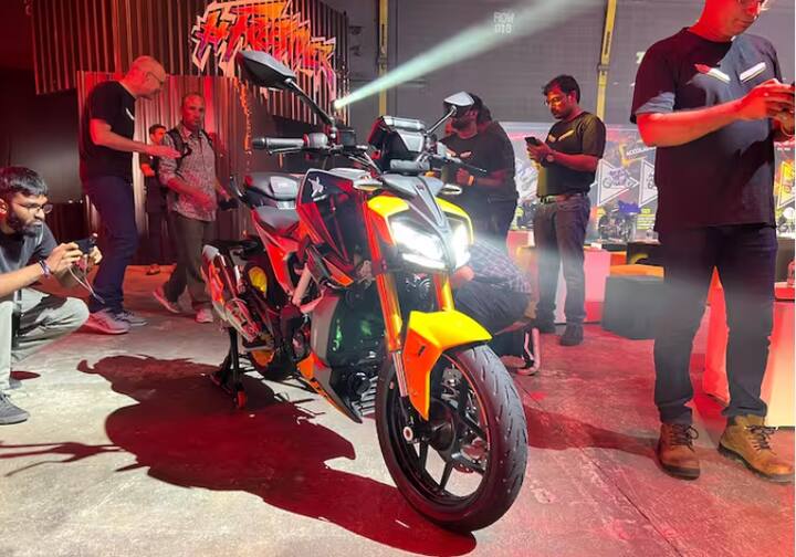 TVS Apache RTR 310 ਬਾਈਕ ਵਿੱਚ ਗੋਲਡਨ USD ਫਰੰਟ ਫੋਰਕ ਅਤੇ ਪਿਛਲੇ ਪਾਸੇ ਮੋਨੋਸ਼ੌਕ ਯੂਨਿਟ ਹੈ।